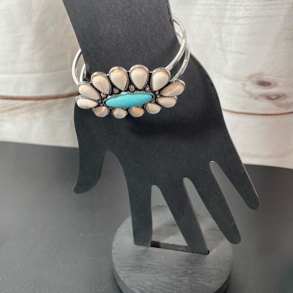 Hand Crafted Jewelry - Navajo/Western Turquoise Flower Bracelet
